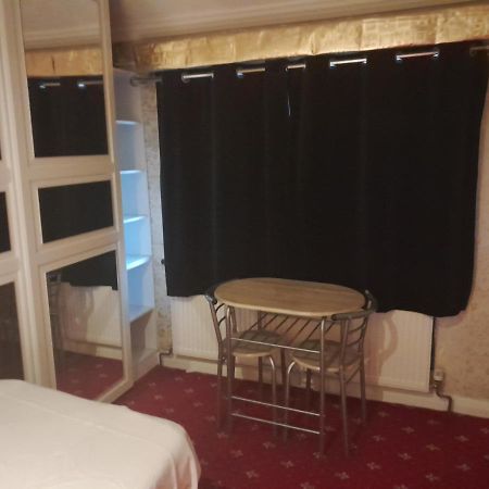 Lovely 1-Bed Studio In London Apartamento Exterior foto