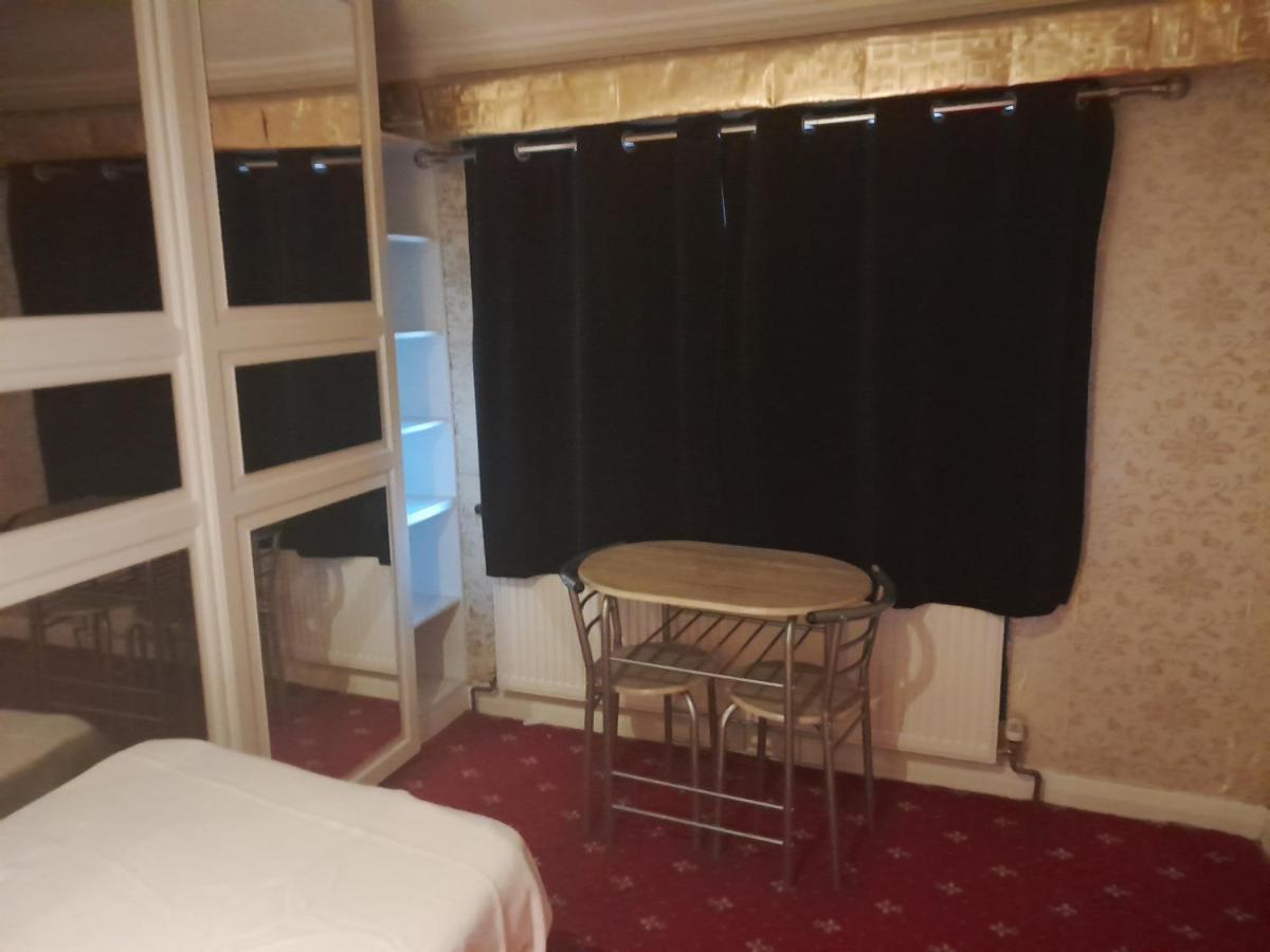 Lovely 1-Bed Studio In London Apartamento Exterior foto